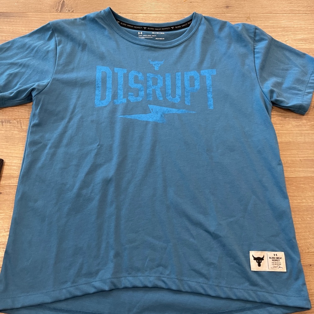 Womens workout under armour tee, XS.